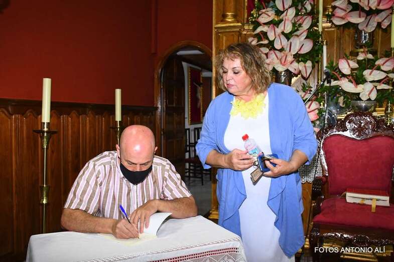 Manuel Díaz García firmando un ejemplar de nuevo poemario/Antonio Alí.